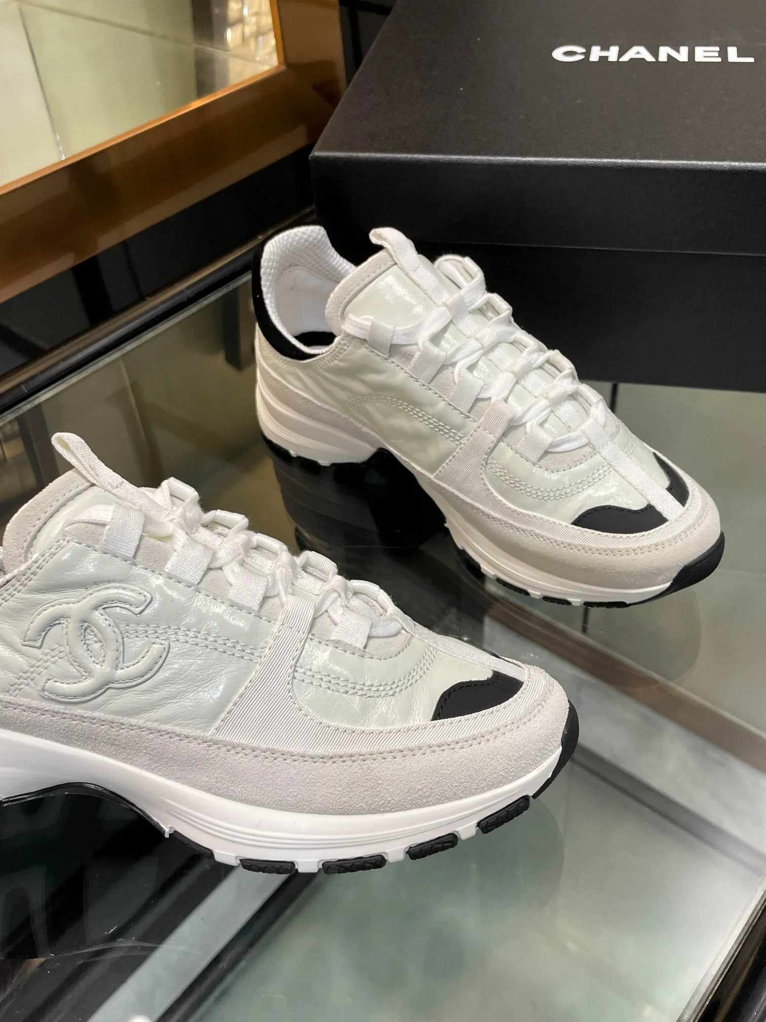 👟👟Ex-factory price 580👟👟 Chanel Chanel 25SS latest white shoes, casual sports shoes, skate shoes, original purchase, development and production, Xiaoxiang C Home counter is another super hot model, loved by Internet celebrity bloggers and ladies, various praises on social platforms, super popular, high quality, breathable, super spring and summer, seeing this issue can always arouse the inner desire of girls for fashion. The latest calfskin material Classic black and white color scheme, fashionable on the feet and easy to care for #Material: Original customized imported cowhide material #Inner lining: Customized soft sheepskin lining #Sole: Original molded TPU non-slip outsole #Sole thickness: 2.5CM Size: 35-40
